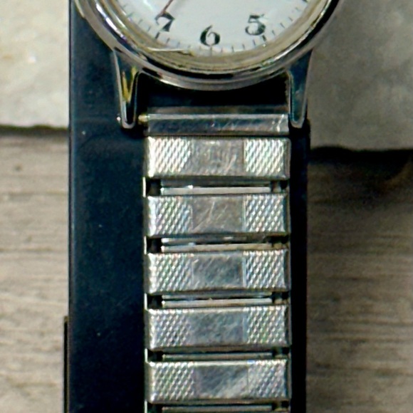 Late 50s Woman’s wind up Timex Watch - Picture 5 of 7